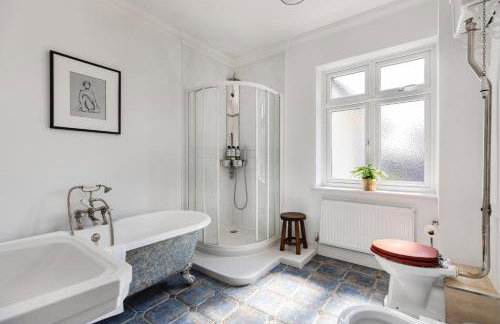 Merry Lakes - Luxury Lakeside Escape with Pool - Just 30 Minutes from London - Foto 38