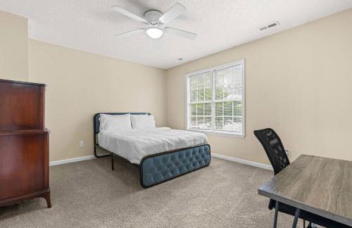 Spacious 3BR Retreat Perfect for Groups Near Downtown - Foto 17