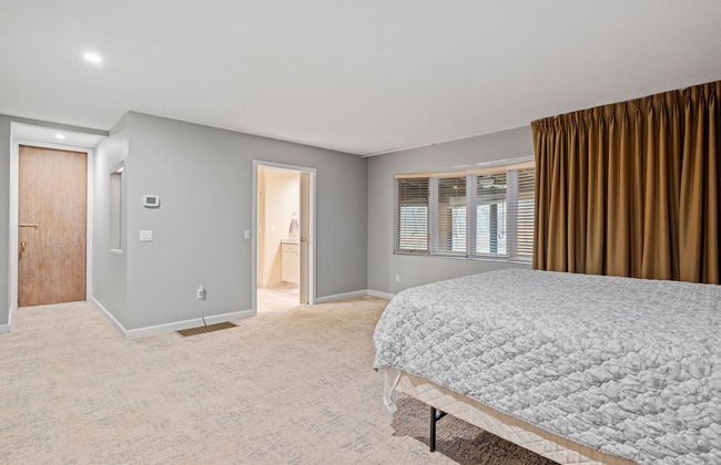 Massive Home w Sauna Pools Hot Tub Fireplaces - Photo 32