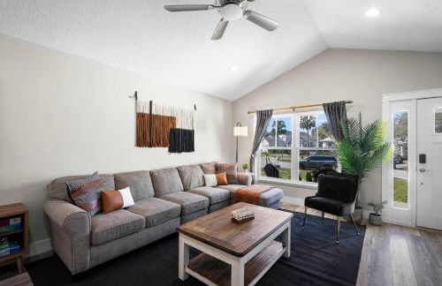 5 Minutes to Beach and Downtown Fire pit Grill - Foto 1