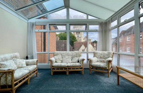 Farnham Haven: Unique Home with Courtyard - Photo 1