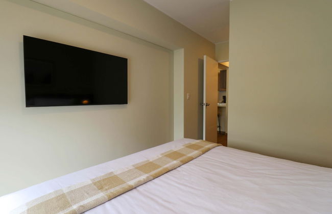 w Comfy 2BR w Modern Balcony Near Kennedy Park - Foto 23