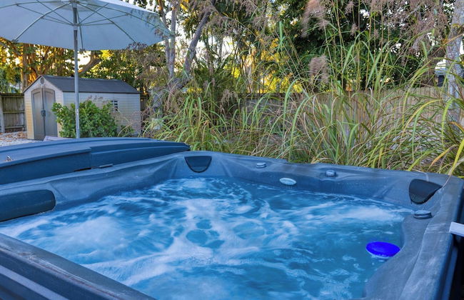 Hot Tub, Firepit, Deck | 10mins to Beach | Middle Terrace Cottage by AvantStay - Foto 41