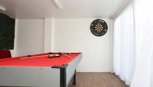 Modern 2 bed house in Enfield with private driveway parking - Foto 4, Game Room