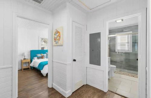 Chic Modern Cottage Near Downtown and Beaches Family - Photo 12