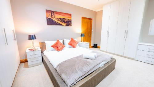 4BR 2Bath Home -Hot Tub, Free Parking & Games Room - Foto 4, towels, wardrobe