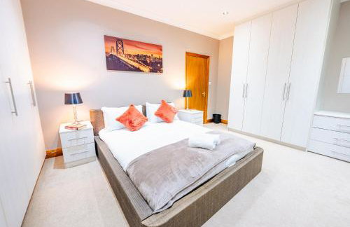 4BR 2Bath Home -Hot Tub, Free Parking & Games Room - Foto 4