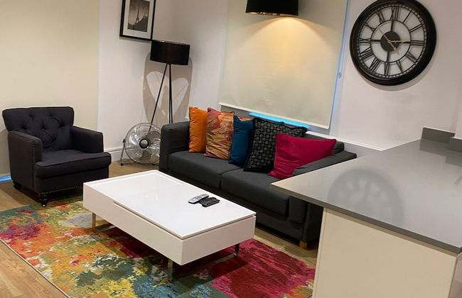 STUNNING 2 BED APARTMENT WITH PARKING - Foto 9