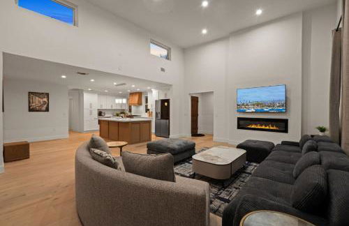 Spacious Modern Home with Rooftop & Private Backyard - Foto 15