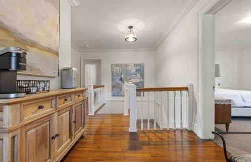 Stylish Mountain Retreat with Sunroom and Pergola - Foto 60