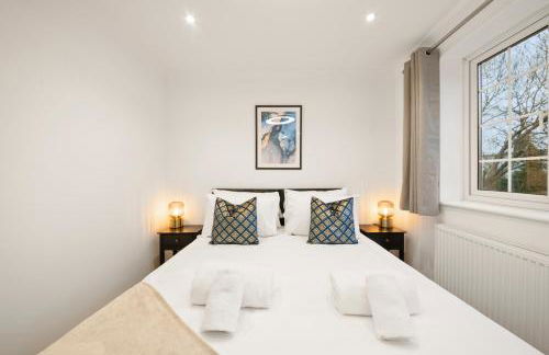 4 Bed House in Maidenhead, by ARP Homes, Driveway & Big Private Patio, Perfect Location for Business and Family Stays - Foto 11