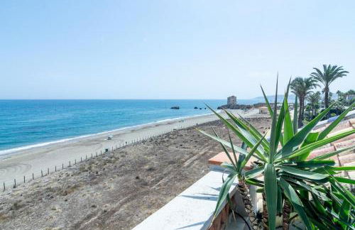 LAP- 3 bed apartment on the beach. Families only - Photo 43