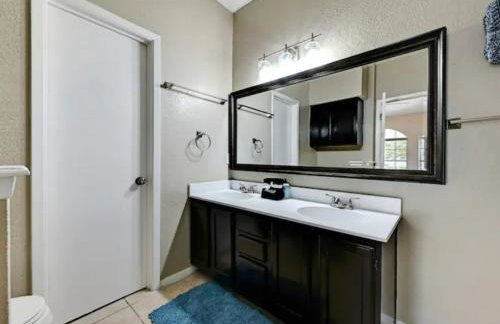 Modern Family Home, Close to Typhoon Texas and Tesla Gigafactory - Photo 11