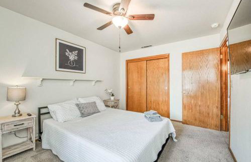 Stylish 3BR/2BA Retreat w/ Pool! Dream Getaway - Foto 23