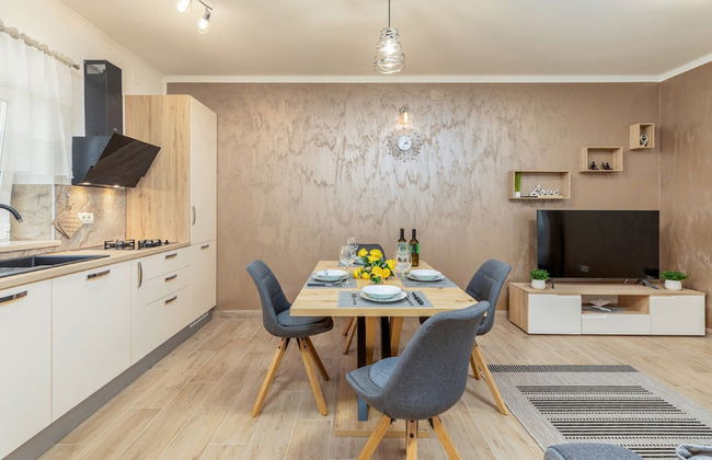 Stylish Villa With Swimming Pool and Garden - Photo 13