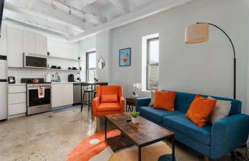 Artistic Loft Rooftop Uptown Montrose Beach GymWFH - Photo 9