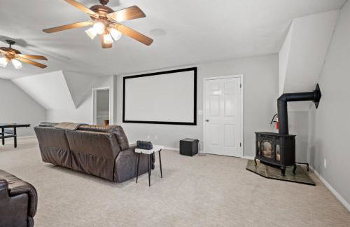 Hobbs Mill Ski Lodge Theater Games Dogs OK - Photo 18