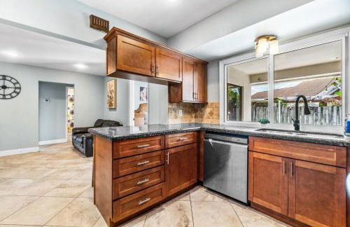 Bright and Comfy 5 Star Location with a Heated Pool - Photo 18