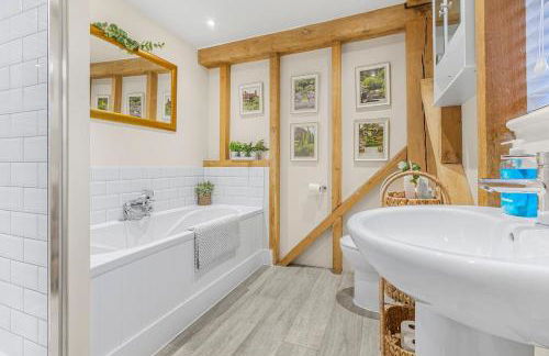 The Dairy Cottage with hot tub & pizza oven - Photo 24