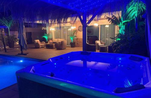 VILLA BLOSSOM in the beautiful area of Puerto Santiago Tenerife with 5 bedrooms for up to 10 guests private swimming pool and many other activities to entertain the family Secure parking for 2 cars and disabled access throughout - Foto 73