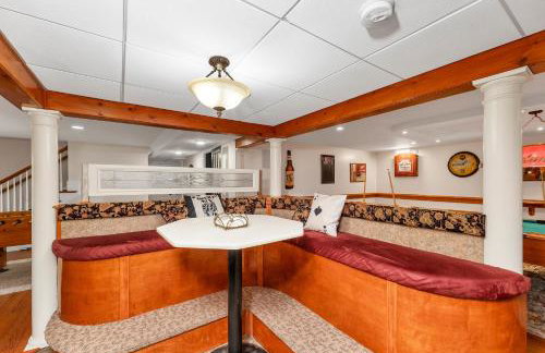 White Mountain Retreat with Theater, Fire Pit, Game Room and River Access - Foto 21