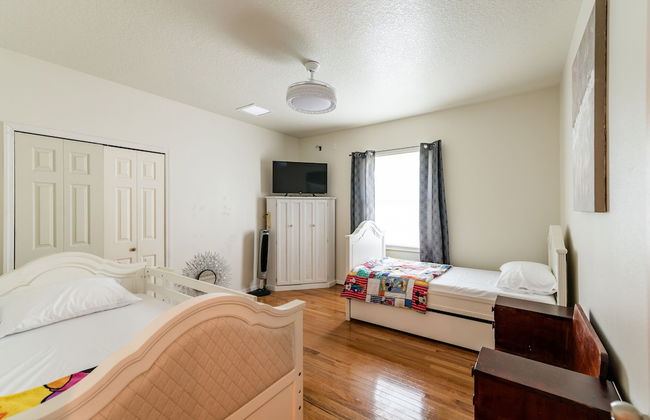 Chic Renovated Oasis: Disney & Universal Nearby 4 Bedroom Home by RedAwning - Foto 3