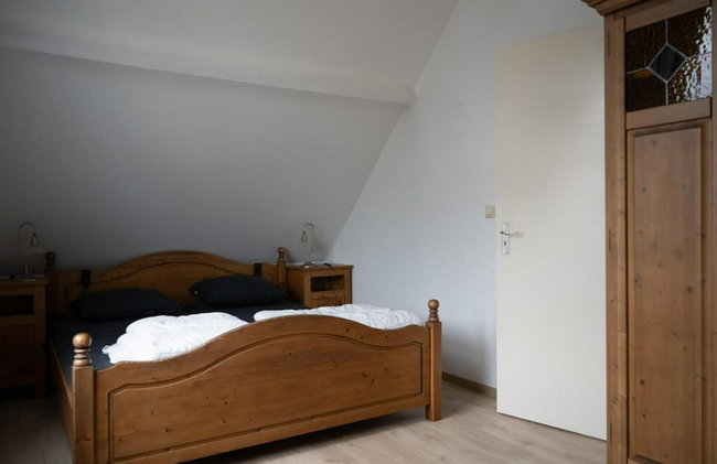 Appealing Bungalow With Garden - Photo 17