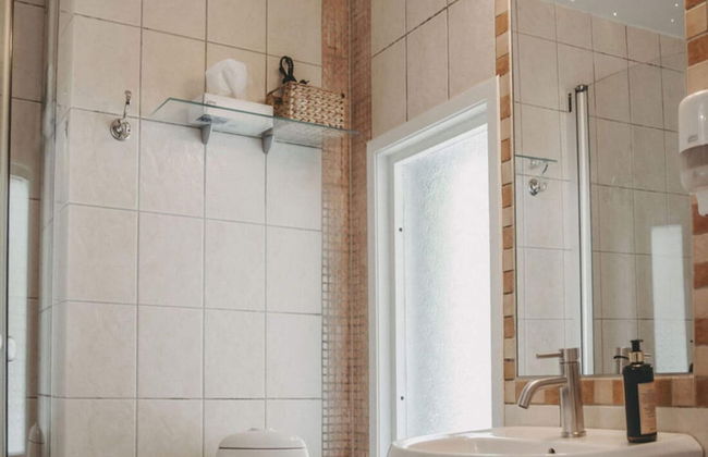 Nice Room With Free Breakfast, Spa Bath - Photo 9