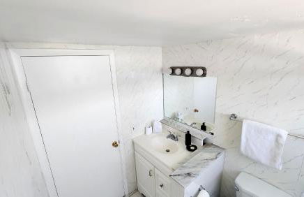 Bayfront Apartment Breathtaking Views- one bedroom w balcony- living room -Free Parking - Foto 12