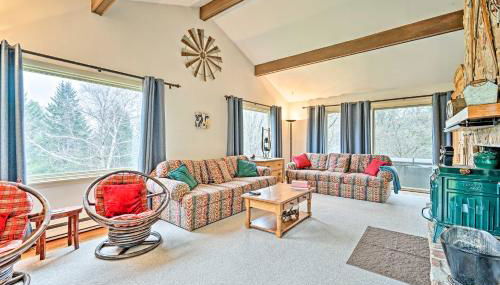 Family Winter Retreat with Hot Tub 14 Mi to Slopes! - Foto 3