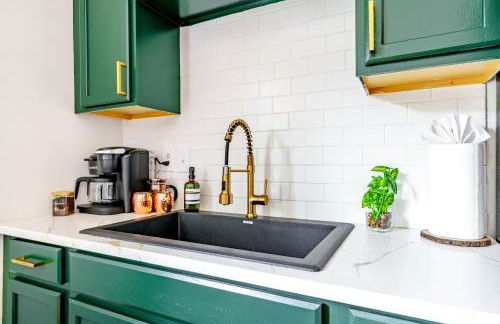 Jungle House Chillicothe Sleeps 24 Downtown Ohio Free Parking - Walk to Historic District - 5BR Luxury Home - Pet Friendly - King Beds - Over 5,800 Five Star Stays - Foto 20