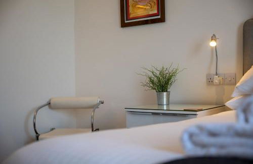 Riverside Apartment with Stunning Views & Patio - Foto 15