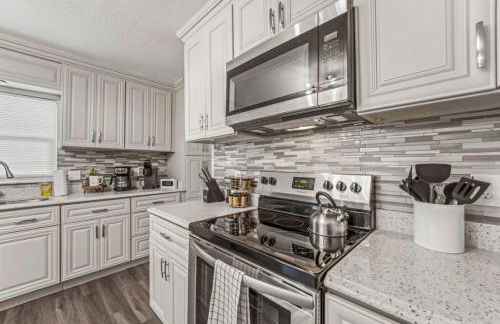 Oversized 4bed + Converted Bedroom, HEATED Pool + Hot Tub - Photo 22