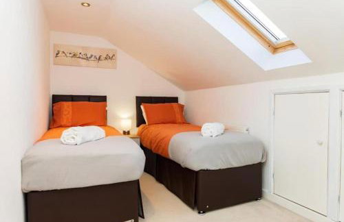 4 Bed Detached Home-Gloucester-Sleeps 10-Parking for 3-Work or Leisure - Foto 13