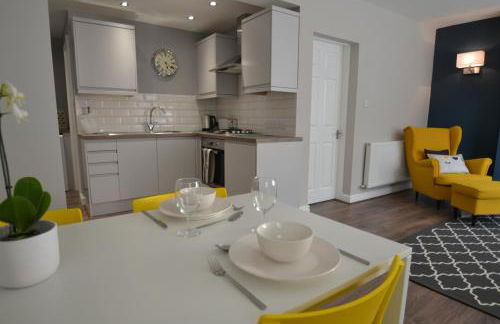 Charming 1 bed riverside apartment - Photo 1