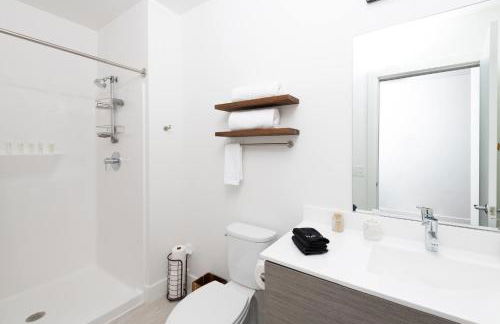 Modern 1BR Apt with Rooftop, Gym, and Parking - Foto 8