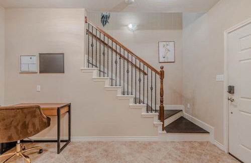 The Castle by the Lake with Pool and Balcony near Grandscape - Foto 33