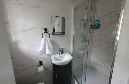 Private Room Sleeps 2 with Ensuite & Parking - Foto 21