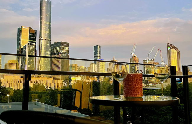 Charming Urban Retreat - Photo 14