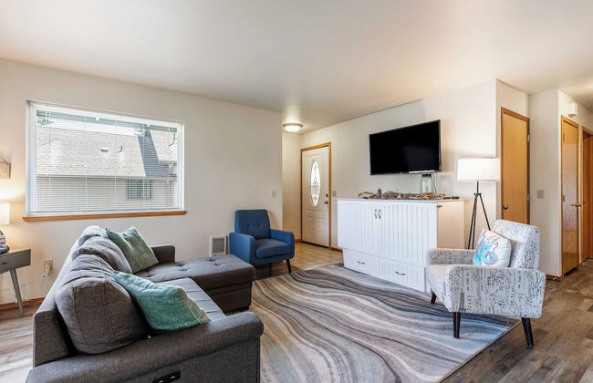 Seaside Getaway by Avantstay Deck w/ Views - Photo 4