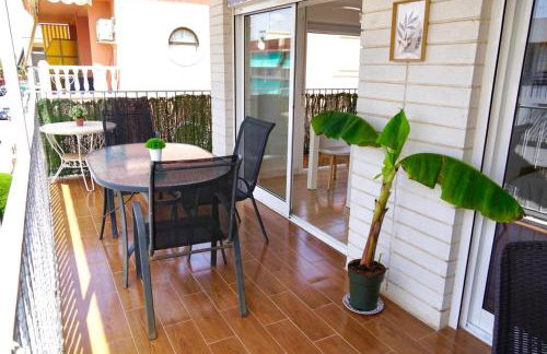 Apartamento con terraza y parking en primera línea - Foto 7