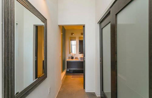 Mid Century Modern Downtown Condo | 30+ Night Min - Foto 52