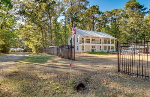 Hemphill Vacation Rental with Pool, Walk to Lake! - Foto 25