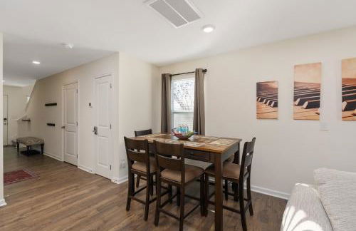 Stylish 3BR Getaway across Bristol Speedway - Foto 31