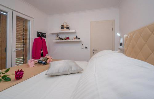 Uniquely designed Villa Ivana with outdoor Jacuzzi nearby the pebble Banje beach at the Island of Solta - Photo 10