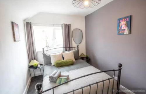 Charming 3BDR House By Homestyles Hosts Short Lets & Serviced Accommodation Hoole With Free Parking & Free WiFi - Photo 5