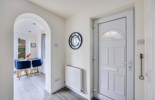 Winslow House - Walking Distance to the High Street - Driveway Parking, Fast WiFi, Smart TV and Self-Check-In by Yoko Property - Foto 18