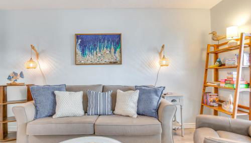 Walk to Beach Resort Retreat with Balcony in Destin - Foto 5