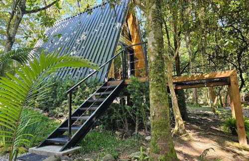 Um chalé e um riacho no meio da natureza - Foto 3