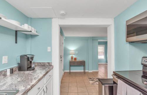 Sleep a Group of 7 in this Spacious Galveston Studio - Minutes to Beach! - Foto 7